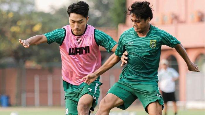 Song Ui-Young (Kiri) saat melewati hadangan Andre Oktaviansyah (Kanan). Song bisa jadi opsi absennya Paulo Victor di laga Persis Solo vs Persebaya Surabaya
