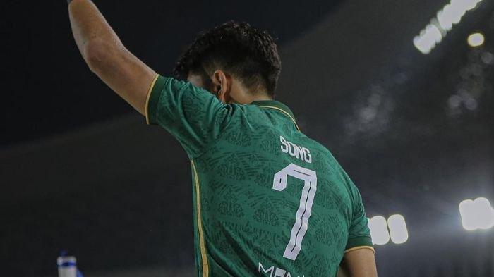 Song Ui-Young saat memperkuat Persebaya Surabaya di Liga 1 2023/2024. Gelandang Timnas Singapura resmi hengkang dari Bajul Ijo.
