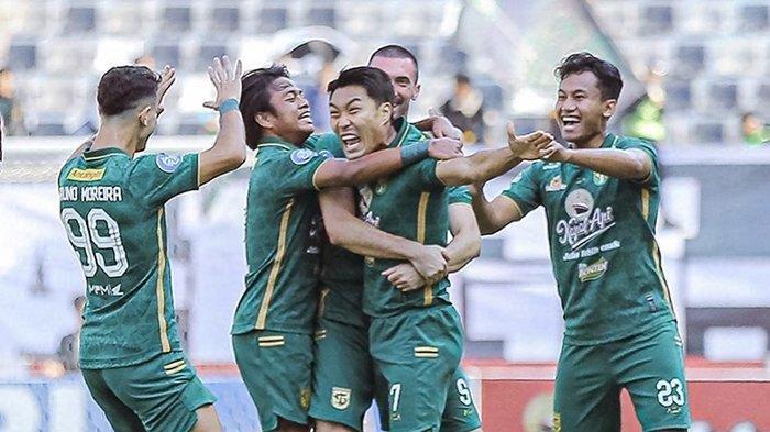 Song Ui-Young saat merayakan golnya bersama Persebaya Surabaya. Pemain Timnas Singapura itu absen bela Bajul Ijo lawan Dewa United