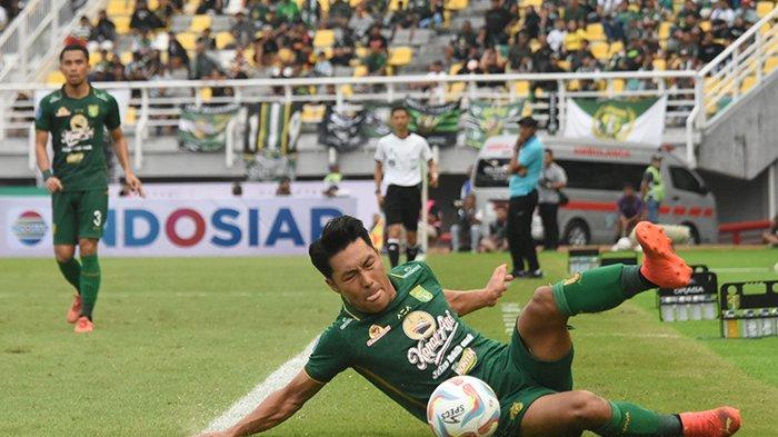 Song Ui-yong harus absen saat Persebaya Surabaya vs Dewa United pada pekan ke-14 Liga 1, Sabtu (30/9/2023). Pelatih Persebaya Josep Gombau pun sudah menyiapkan pengganti
