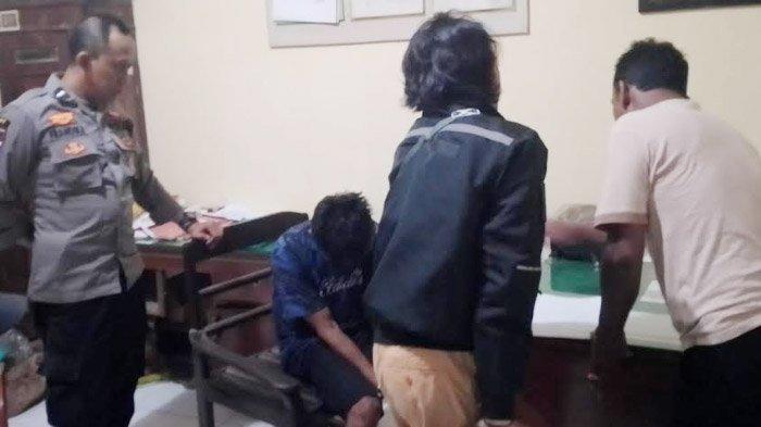 Pelaku pemalakan sopir truk diamankan polisi dan diperiksakan di Puskesmas Arjasa, Situbondo, Kamis (29/2/2024).