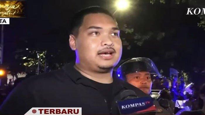 Menpora Dito Ariotedjo saat Turun ke Tengah Pendemo di DPR hingga Terkena Water Cannon.