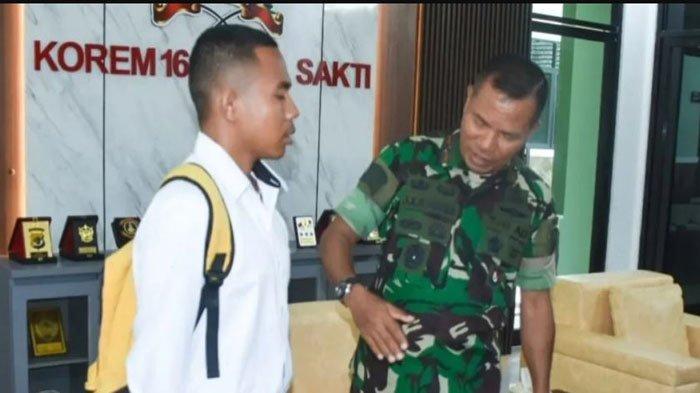 Joni Si Bocah Pemanjat Tiang Bendera (kiri) dan Danrem 161/WS.