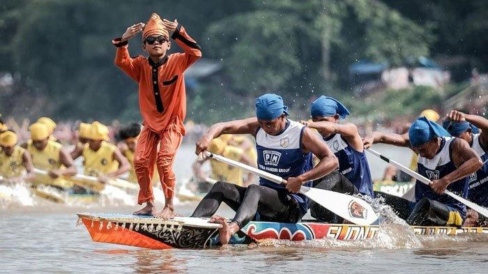 MENARI UJUNG SAMPAN - Rayyan saat menari di ujung sampan dalam perlombaan Pacu Jalur.