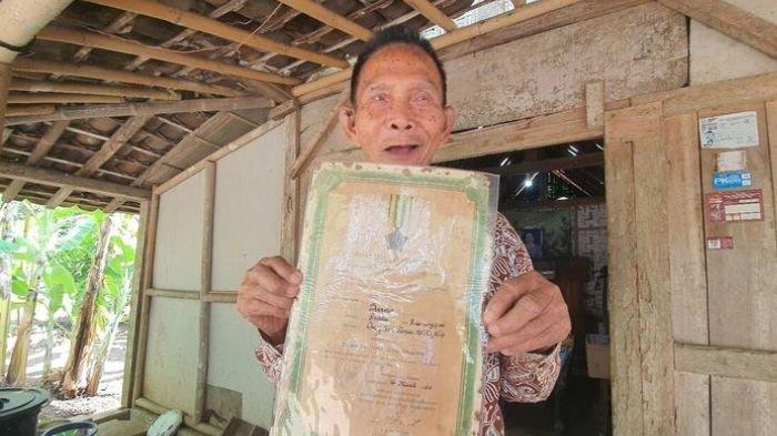 Sarno menunjukkan piagam miliknya