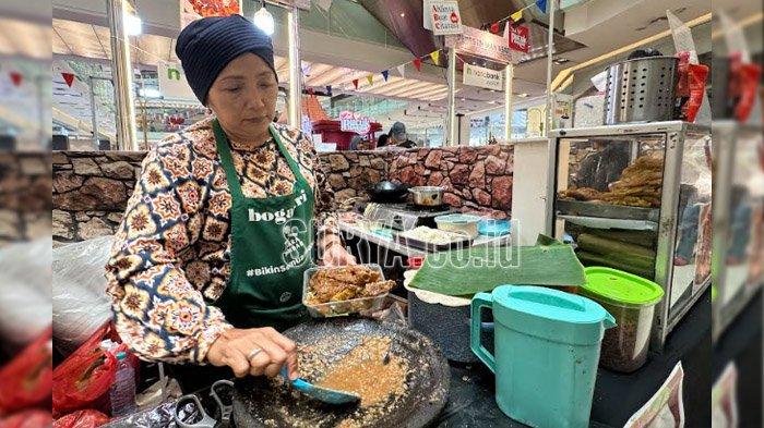 Sri Wahyuni menghidangkan kuliner dengan resep sang ibu yakni Tahu Gimbal khas Semarang yang sudah digeluti oleh keluarga sejak 1980. Kuliner ini meramaikan deretan kuliner legendaris dari Jogja, Solo dan Semarang pada event Festival Joglo Semar Grand City Mall Surabaya, Senin (21/10/2024).