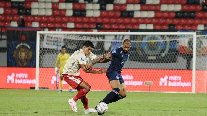 Striker Arema FC, Gustavo Almeida sementara menjadi striker paling subur di Liga 1 musim ini.