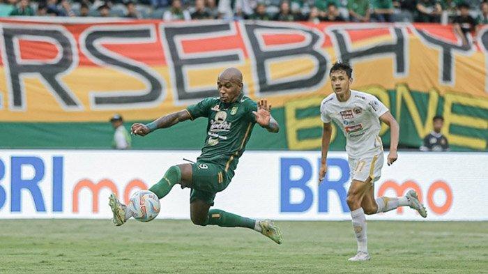 Striker Persebaya Paulo Henrique masih menjadi sorotan. Striker asal Brasil itu belum bisa memikat hati Bonek lantaran belum mampu tampil tajam di lini depan