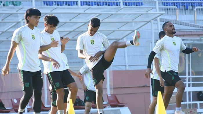 Striker Persebaya, Paulo Victor (kanan) saat jalani latihan di Stadion Gelora 10 Nopember Surabaya. Ia terus disorot karena belum tampil tajam