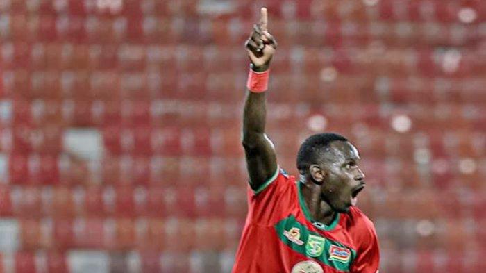 Striker Persebaya Surabaya, Flavio Silva, merayakan gol ke gawang PSBS Biak. Persebaya menang 1-0 di laga ini.