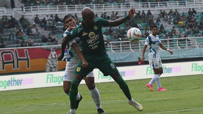 Striker Persebaya Surabaya, Paulo Henrique menjadi sorotan Bonek dan Bonita saat Bajul Ijo ditahan imbang 1-1 PSIS Semarang di Stadion GBT, Selasa (30/1/2024) lalu. Pelatih Persebaya Paul Munster pun akngkay bicara