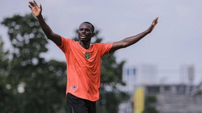 Striker asing baru Persebaya Surabaya, Flavio Silva berlatih bersama tim untuk pertama kalinya di Lapangan Thor, Surabaya, Sabtu (15/6)