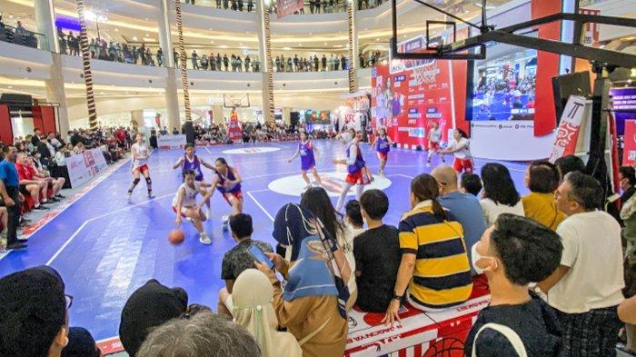 Suasana program pemusatan pelatihan atau kamp basket pelajar terbesar dan terbaik di Indonesia, Kopi Good Day DBL Camp 2024, yang berlangsung di GOR Soemantri Brodjonegoro dan Grand Atrium Kota Kasablanka (Kokas), Jakarta.