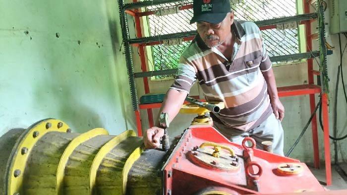 Sucipto mengecek turbin dan generator untuk memastikan pasokan listrik dari mikrohidro stabil.