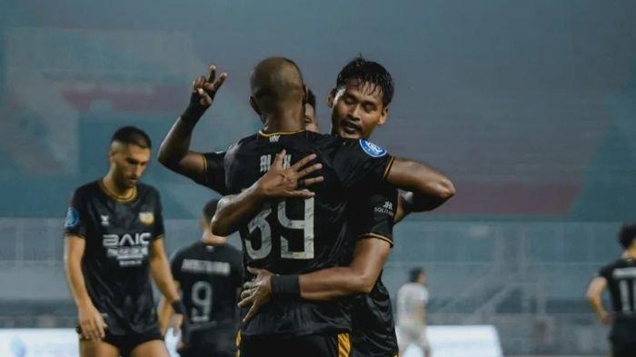 TUNDUKKAN Persija Jakarta, Pemain Dewa United berselebrasi usai kemenangan krusial pada Pekan ke-22 Liga 1 2024/2025 di Stadion Pakansari, Bogor, Sabtu (8/2)