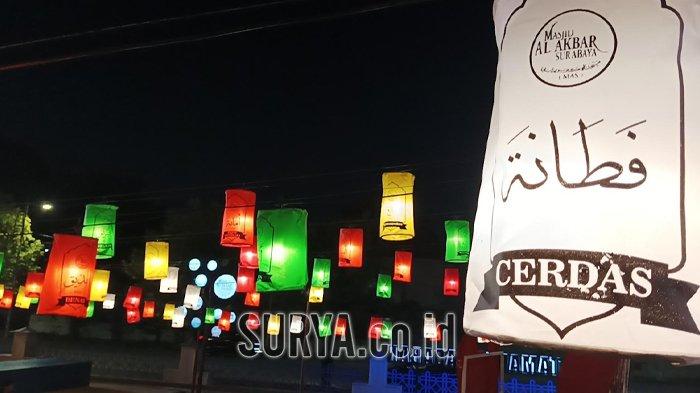 NGABUBURIT DI MASJID AL AKBAR - Masjid Al Akbar Surabaya menyiapkan sejumlah fasilitas untuk pengunjung ketika mengisi ngabuburit. Di antaranya, Taman Lampion, ngaji bersama Hafidz, hingga kegiatan donor darah.