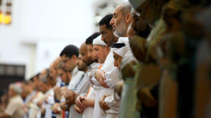 Foto ilustrasi jamaah sholat di masjid.