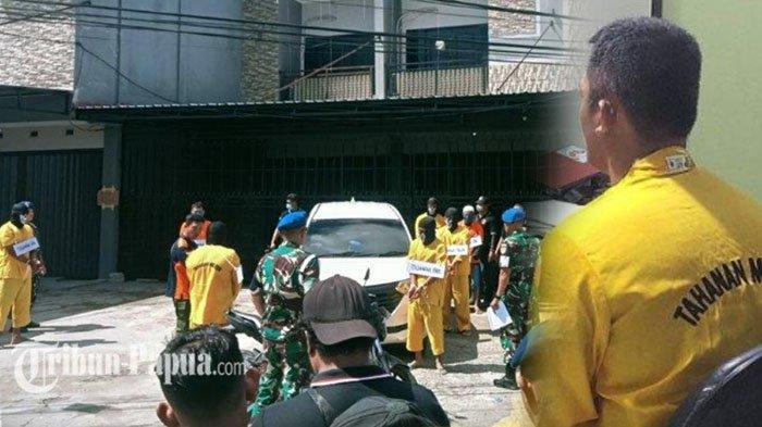 Terungkap penampakan oknum TNI tersangka mutilasi di Papua beserta 3 tersangka lain saat rekonstruksi.