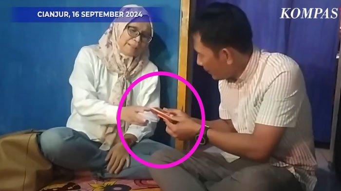 Titin Prialianti menerima ponsel diduga berisi foto-foto kecelakaan kasus Vina Cirebon dari Nazrudin.