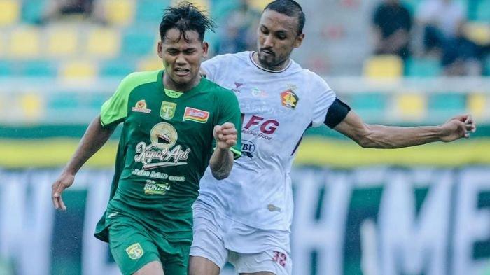 Toni Firmansyah (kiri) di Laga Persebaya Surabaya vs Persik Kediri di Stadion Gelora Bung Tomo, Surabaya pada Rabu (11/12)