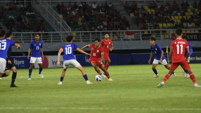 Toni Firmansyah saat memperkuat Timnas Indonesia U19 melawan Kamboja di Ajang ASEAN CUP U19 2024 di Stadion Gelora Bung Tomo, Surabaya, Sabtu (20/7)