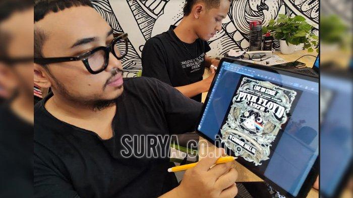 Tony Midiyanto menunjukkan karya desainnya.