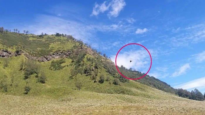 Unggahan foto yang menyebutkan pesawat UFO terbang di atas Bukit Teletubbies, Kecamatan Sukapura, Kabupaten Probolinggo.