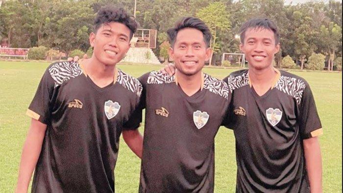 Unggahan foto Andik Vermansyah bersama dua pemain Gresik United melalui cerita instagram, Senin (21/8/2023).