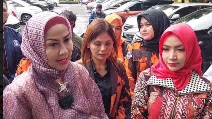 Venna Melinda dikawal oleh Ormas, juga ditemani oleh Roro Fitria dan Athalla Naufal, saat menjalani sidang perceraian perdana, Kamis (23/2/2023).