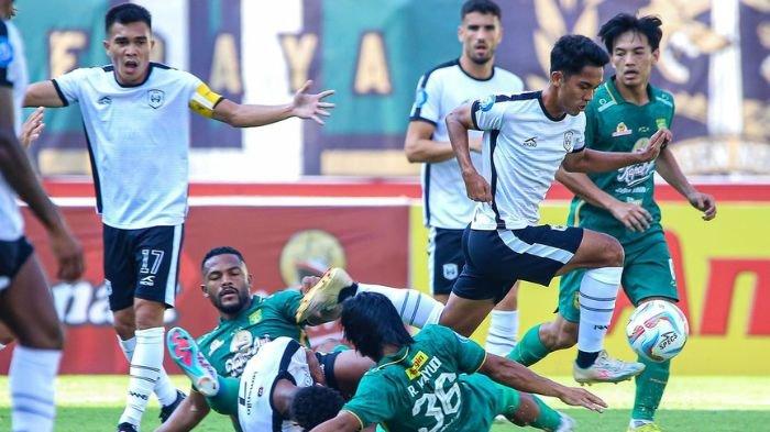 Victor saat berebut bola di laga Persebaya vs Rans Nusantara FC di Stadion Gelora Bung Tomo, Surabaya, Minggu (23/7)