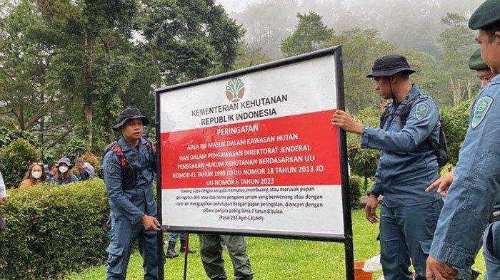 VILA MEWAH DISEGEL - Sejumlah Vila megah di kawasan Tugu Utara, Kecamatan Cisarua, Kabupaten Bogor, dipastikan berdiri dan masuk dikawasan hutan produksi serta diduga menjadi pemicu banjir, Minggu (9/3/2025). Kemenhut menyegel vila tersebut dan mengancam akan mengembalikan fungsinya sebagai hutan kembali.