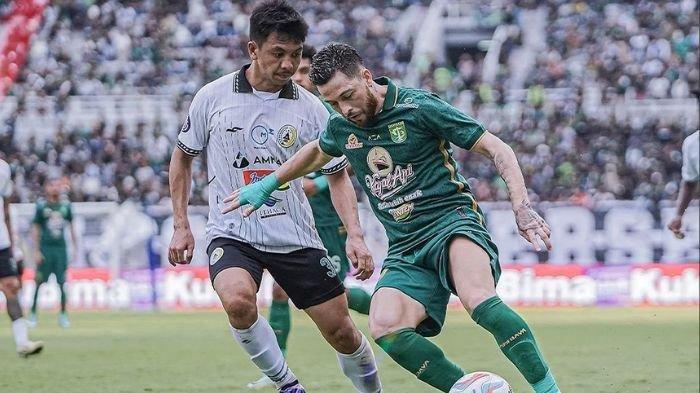 Wahyudi Hamisi saat membayangi Robson Duarte di laga Persebaya Surabaya vs PSS SLeman di Stadion Gelora Bung Tomo, Surabaya.
