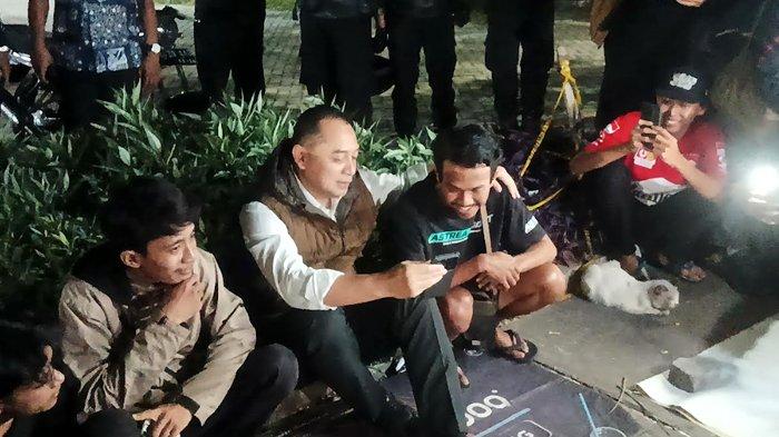 BERI NASIHAT - Wali Kota Surabaya Eri Cahyadi memimpin langsung jalannya operasi jam malam pada Kamis malam (3/7/2025). Untuk memastikan kebenaran penjelasan anak-anak tersebut, Wali Kota meminta masing-masing anak menelepon orang tua mereka. Melalui sambungan video call (VC), orang tua mereka ngobrol langsung dengan Wali Kota secara bergantian.