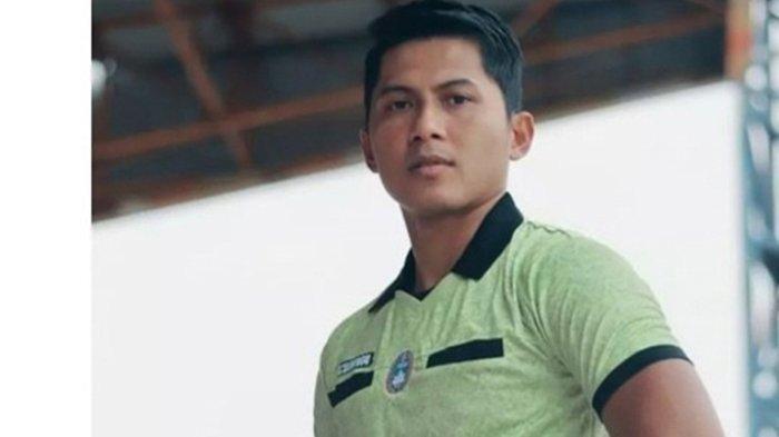 Wasit Rio Putra Permana yang akan memimpin laga Persebaya vs Persib Bandung