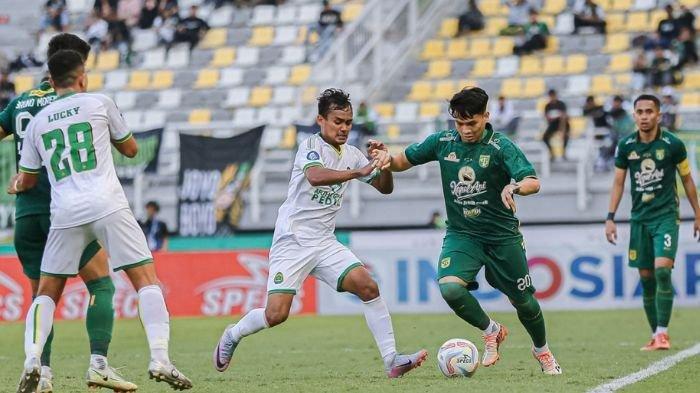 Wildan Ramdhani saat beraksi di laga Persebaya Surabaya vs Persikabo 1973 di Stadion Gelora Bung Tomo, Surabaya.