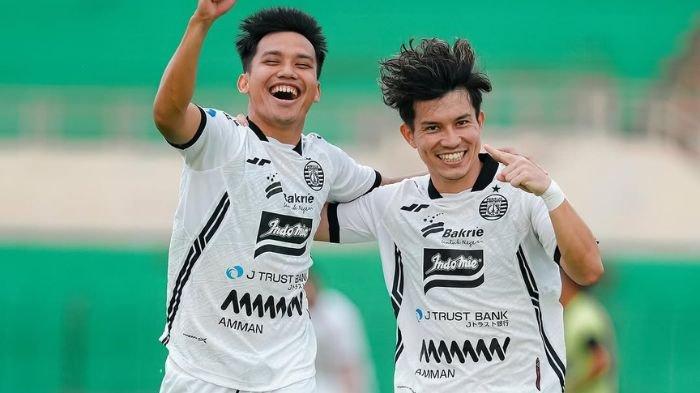 Witan Sulaeman dan Ryo Matsumura melakukan selebrasi kemenangan Persija Jakarta di Liga 1