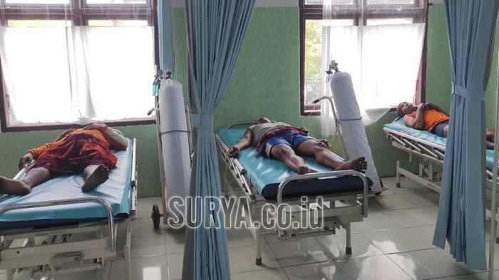 Korban selamat dalam peristiwa kapal terbalik dirawat di Puskesmas Gawang, Wonotirto, Kabupaten Blitar, Kamis (7/9/2023).