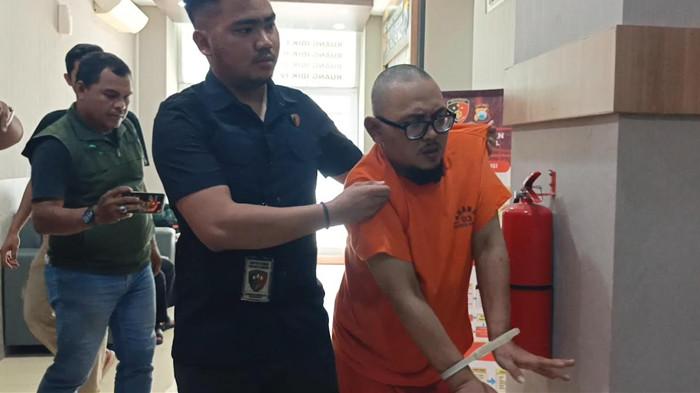 SYAHRAMA PEMBUNUH SEVI - Tampang Syahrama saat menjalani pemeriksaan di Mapolres Gresik, Kamis (31/7/2025). Satreskrim Polres Gresik menyampaikan beberapa fakta baru kasus pembunuhan Sevi Ayu Claudia yang dilakukan oleh Syahrama.