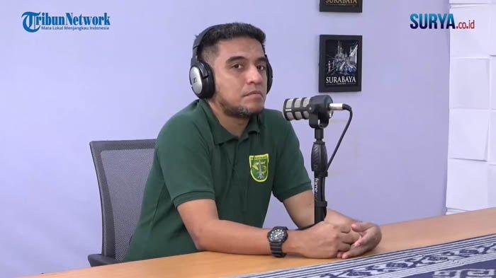 Manajer Persebaya Surabaya, Yahya Alkatiri saat di kantor Harian Surya.