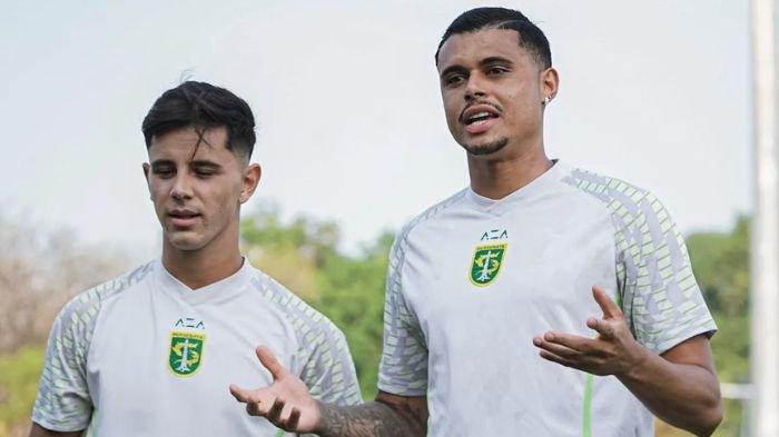 Pemain Persebaya Surabaya Yan Victor (kanan) bersama Bruno Moreira (kiri)