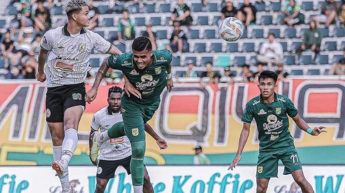 Yan Victor saat berduel dengan Hokky Caraka di Laga Persebaya Surabaya vs PSS Sleman di Stadion Gelora Bung Tomo, Surabaya.