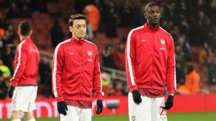Yaya Sanogo (kanan) bersama Mesut Ozil (kiri) saat masih memperkuat Arsenal