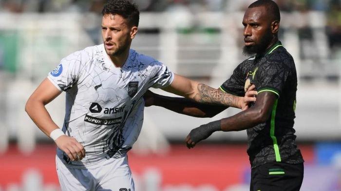 Bek Persebaya Surabaya Yohanes Kandaimu saat mengawal striker Borneo FC, Felipe Cadenazzi di Stadion Gelora Bung Tomo, Surabaya.