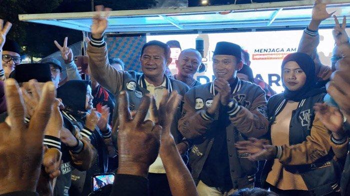 Paslon Cabup-Cawabup Lamongan nomor urut 2 Yes-Dirham menyapa warga Lamongan setelah mencatatkan keunggulan 55,12 persen versi hitung cepat, Rabu (27/11/2024) malam.