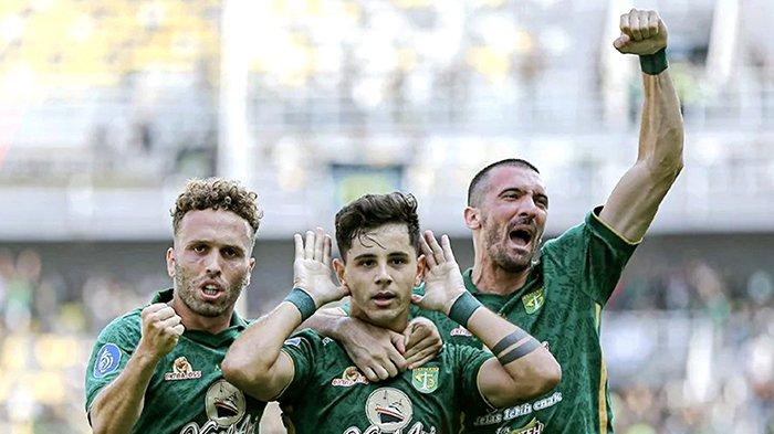 Ze Valente, Bruno Moreira dan Dusan Stevanovic saat melakukan selebrasi gol