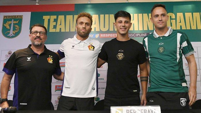 TEAM LAUNCHING - Dari kanan, Pelatih Persebaya Surabaya Paul Munster, Pemain Persebaya Bruno Moreira, Pemain Persik Kediri Ze Valente dan Pelatih Persik Kediri Marcelo Rospide pada Pre Match Press Conference (PMPC) di Kantor Pemasaran Persebaya, Sabtu (3/8/2024).