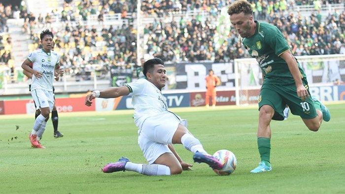 Gelandang serang Persebaya, Ze Valente (kanan) gagal membawa timnya meenangi laga lawan Persib Bandung. Persebaya menyerah 2-3 atas Persib