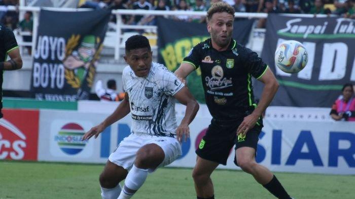 NAIK KLASEMEN - Pemain Persebaya Ze Valente (kanan) berebut bola dengan pemain Borneo FC M Fajar F (dua kanan)pada pertandingan di Stadion Gelora Bung Tomo (GBT) Surabaya, Minggu (3/9/2023). Pada laga pekan ke-11 Liga 1 2023/2024 Persebaya Surabaya berhasil mengalahkan Borneo FC dengan skor akhir 2-1.