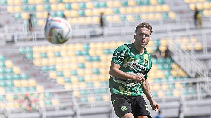 Ze Valente saat lakukan pemanasan. Bruno Moreira, Dusan Stevanovic, dan Ze Valente menjadi penghancur Arema FC di 60 menit jalannya laga