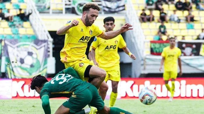 Ze Valente saat memperkuat Persik Kediri melawan Persebaya Surabaya di Stadion Gelora Bung Tomo, Surabaya.